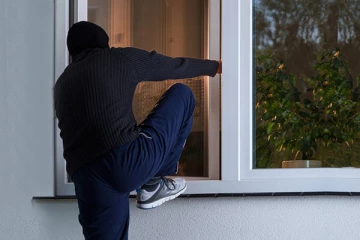 யாழில் 52 பவுண் நகைகள் மற்றும் 08 இலட்ச ரூபாய் பணம் கொள்ளை