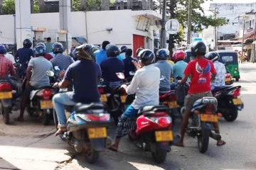 ඩීසල් මදිවට පෙට්‍රලුත් නෑ.. කොළඹත් තෙල් ප්‍රශ්නේ උඩු දුවද්දි දිගටම පෝලිම් - සියල්ල ලබන බ්‍රහස්පතින්දා විසඳෙන බවට කොළ එළියක්