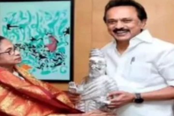 திமுக, அதிமுக தேர்தல் அறிக்கையினை காப்பி அடித்தாரா மம்தா ?