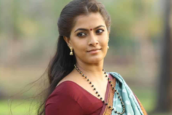 அந்த இடத்தில் கைவைத்த நபரை பொளந்துகட்டிய வரலட்சுமி சரத்குமார்.. ஷாக்கிங் நியூஸ் | Varalaxmi Sarathkumar Open Talk
