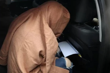 තම කුඩා දරුවන් ඝාතනය කර මළ සිරුරු ,මල්ලක දමා පළා ගිය කාන්තාව...