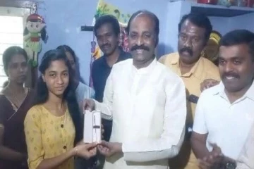 ஐயா அது உங்க பேத்தி! 600 மதிப்பெண் பெற்ற மாணவிக்கு தங்க பேனா- வைரமுத்துவை வறுத்தெடுத்த நெட்டிசன்கள்