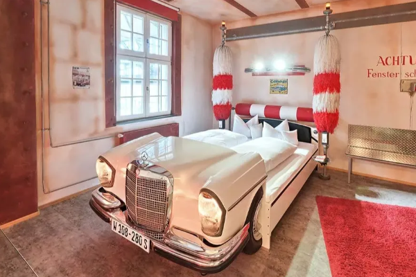 Jaguar காருக்குள் தூங்கலாம்: ஜேர்மன் ஹொட்டல் ஒன்றின் வித்தியாசமான முயற்சி | Jaguar To Jeep Motor Themed Hotel In Germany Jaguar காருக்குள் தூங்கலாம்: ஜேர்மன் ஹொட்டல் ஒன்றின் வித்தியாசமான முயற்சி | Jaguar To Jeep Motor Themed Hotel In Germany