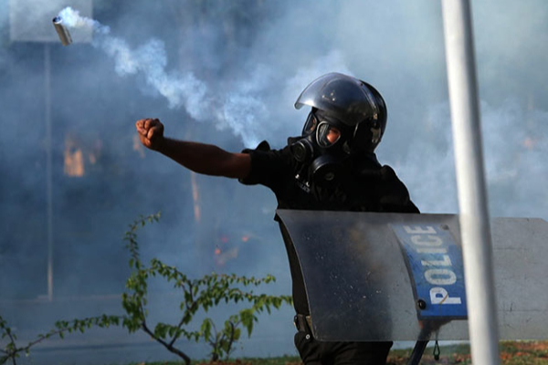 இதுவரை எவ்வளவு கண்ணீர்ப் புகைக்குண்டுகள் இறக்குமதி செய்யப்பட்டன! பிறப்பிக்கப்பட்டுள்ள உத்தரவு - ஐபிசி தமிழ்