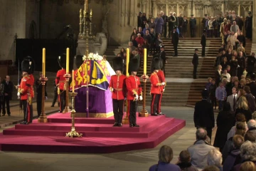 மகாராணியின் சவப்பெட்டியை இழுக்க முயற்சித்த ஒருவரால் பரபரப்பு! (Video)