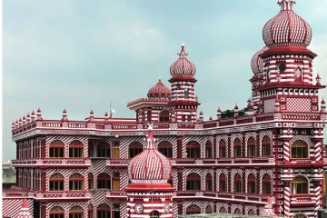 மரபுகள், நிறம், குவிமாடம் அனைத்திலும் மாறுபட்ட ”சிவப்பு பள்ளி”(Video)