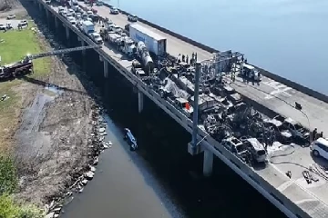 அமெரிக்காவில் சங்கிலித்தொடர் விபத்தில் 7 பேர் பலி; 25 பேர் காயம்