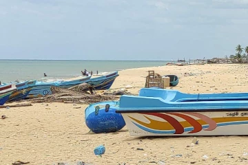 முல்லைத்தீவு கடலில் ஒளிபாய்ச்சி கடற்தொழில் நடவடிக்கையில் ஈடுபட்டவர்கள் கைது