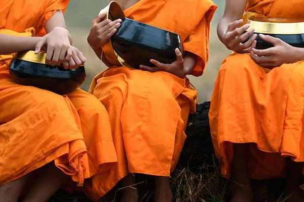 11 வயது சிறுவனை பாலியல் வன்கொடுமை செய்த மூன்று பிக்குகள் தப்பியோட்டம்! | Three Bhikkhu Sexually Assaulted 11 Year Old Boy