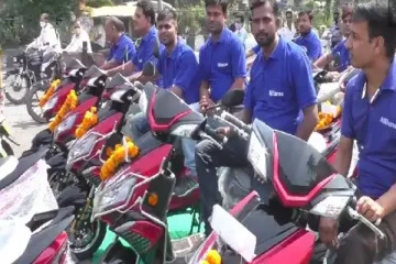 "தீபாவளிக்கு எலக்ட்ரிக் ஸ்கூட்டர் பரிசு" - ஊழியர்களுக்கு இன்ப அதிர்ச்சி கொடுத்த பாஸ் - குவியும் பாராட்டு