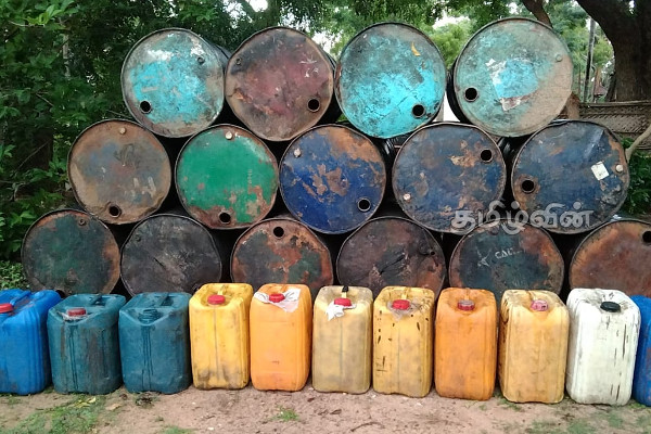 கிளிநொச்சி பகுதியில் கசிப்பு உற்பத்தி நிலையம் பொலிஸாரால் முற்றுகை | The Leak Factory Is Surrounded By The Police