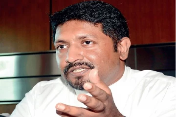 மரத்தில் இருந்து விழுந்தவனை முட்டும் மாட்டுக் கூட்டம்:ருவான் விஜேவர்தன