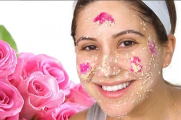 சருமத்தை மிருதுவாக்கனுமா? ரோஜா இதழ்களை இப்படி பயன்படுத்தி பாருங்க.. விரைவில் பயன் கிடைக்கும்