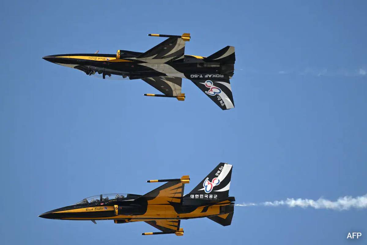 நடுவானில் மோதிக்கொண்ட போர் விமானங்கள் - விமானி எடுத்த செல்ஃபியால் விபத்து | South Korean Pilot Mid Air Selfies Leads Jet Crash