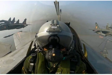 மெய்சிலிர்க்கவைத்த  விமானப்படையின் சாகசம்; வைரலாகும் காணொளி!