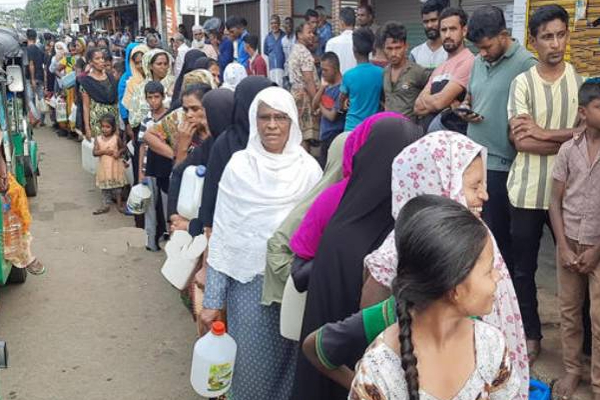 முன்னேறி செல்லும் இலங்கை! (Photos) | Trincomalee Mutur People Purchase Of Kerosene Line