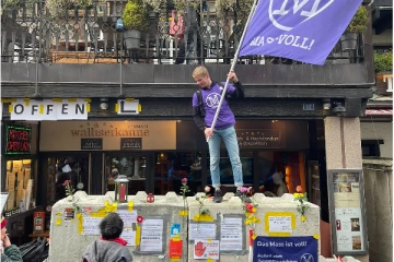 சுவிட்சர்லாந்தில் கோவிட் விதிகளை மீறும் உணவகங்கள்., உரிமையாளர்கள் கைது; அரசுக்கு எதிராக வலுக்கும் ஆர்ப்பாட்டம்