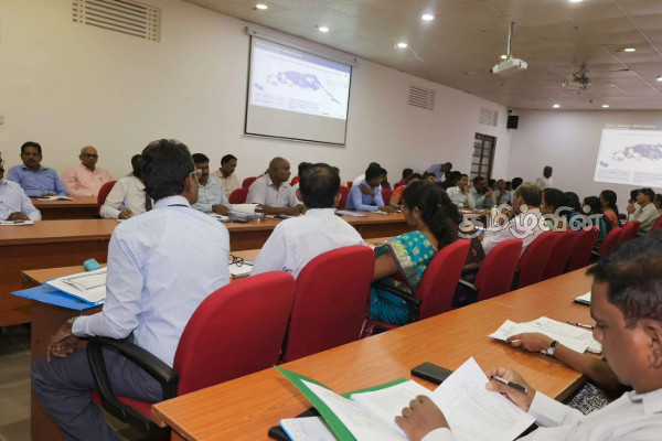 அனர்த்தத்தின் பின்னரான நிலமைகள் குறித்து யாழ். மாவட்ட செயலகத்தில் முக்கிய கலந்துரையாடல் | Jaffna Disaster Review Meeting Held