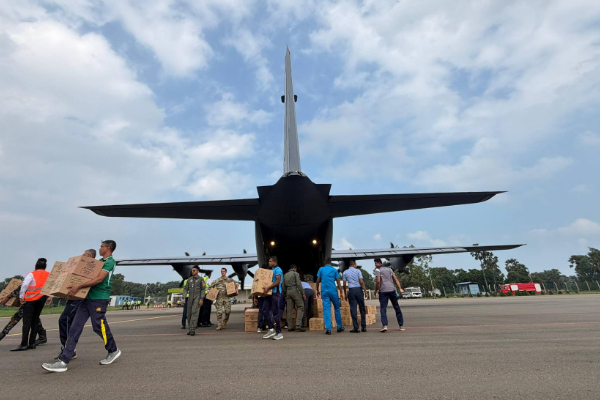 யாழில் தரையிறங்க முடியாது திரும்பிய இந்தியா விமானம் ; அமெரிக்க விமானம் தரையிறங்கியது | Indian Aircraft Arrived And Then Returned Weather யாழில் தரையிறங்க முடியாது திரும்பிய இந்தியா விமானம் ; அமெரிக்க விமானம் தரையிறங்கியது | Indian Aircraft Arrived And Then Returned Weather