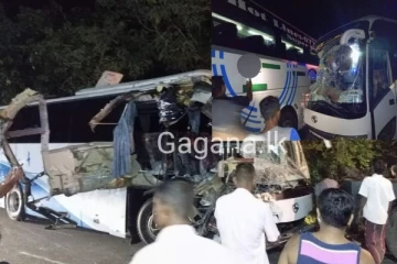 බස් රථ දෙකක් මුහුණට මුහුණ ගැටී බිහිසුණු අනතුරක්..අද උදේ සිදුවූ දේ මෙන්න.(PHOTOS)