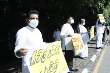 ஊடக சுதந்திரத்தை கட்டுப்படுத்துவதோடு மக்களையும் நெருக்கடிக்குள் தள்ளுகிறது அரசாங்கம்- அணி திரண்ட எதிர்க்கட்சி!