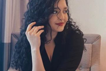 ஷார்ட் உடையில் கிளாமர் போஸ் கொடுத்த ரித்திகா சிங்