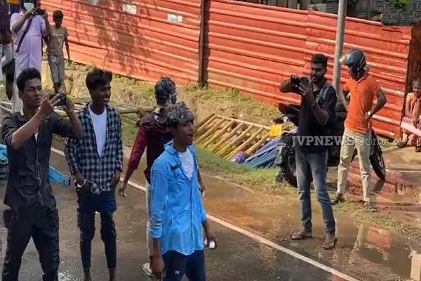 பொலிஸார் அடித்த தண்ணீரில் சம்போ போட்டு குளித்த யாழ்.இளைஞர்கள்! (புகைப்படங்கள்) | Jaffa Youth Bathed In Water Beaten By The Police