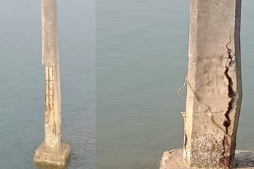 முல்லைத்தீவில் முறிந்து விழும் நிலையில் தொலைத்தொடர்பு கம்பங்கள்