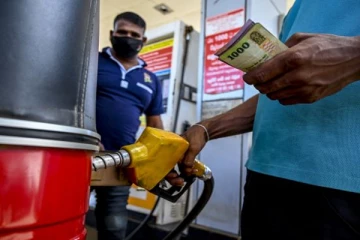 ඉන්ධන බද්ද ඉවත් කරන බව ඇමති කියයි