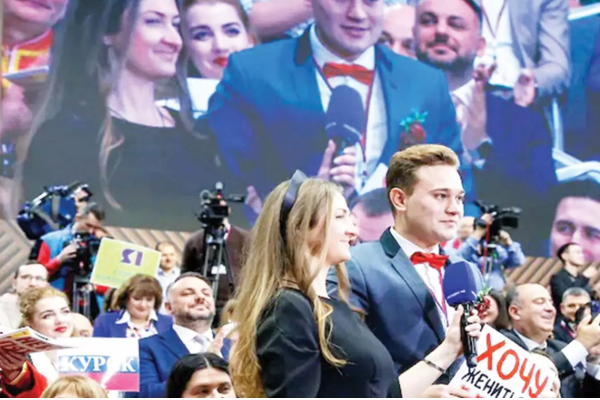 ரஷ்ய ஜனாதிபதி முன்னிலையில் திருமண ஆசையை வெளிப்படுத்திய நிருபர் ; கைதட்டி மகிழ்ந்த புதின் | Reporter Proposes Before Russian Presiden