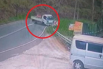 ජීවිත 14ක් සමග ලොරියක් ප්‍රපාතයකට යයි - (CCTV VIDEO)