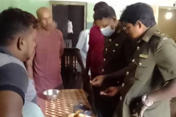 இலங்கையில் உணவகம் ஒன்றில் முட்டை ரோல் வாங்கியவருக்கு நடந்த அதிர்ச்சி சம்பவம்!