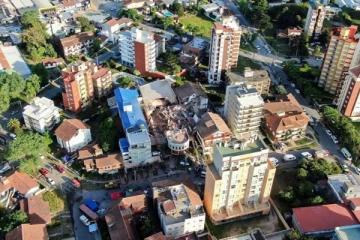 அடுக்குமாடி ஹோட்டல் இடிந்து விழுந்ததில் ஒருவர் பலி 9 பேர் மாயம்