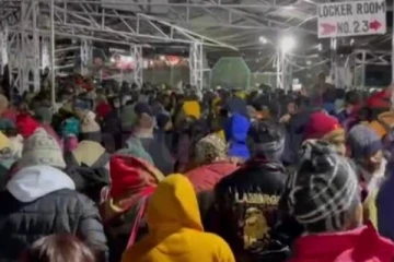 දේවස්ථානයක තෙරපීමකින් බැතිමතුන් 12ක් ජිවිතක්ෂයට.(ඉන්දියා)