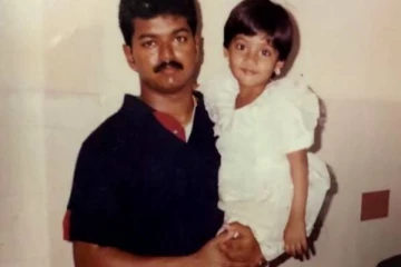 அட இவங்கதானா.. விஜய் கையில் இருக்கும் “குட்டி பொண்ணு” யார் தெரியுமா?