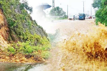 வாகன சாரதிகளின் கவனத்திற்கு..! பதுளை-கொழும்பு பிரதான வீதியில் பாரிய மண்சரிவு