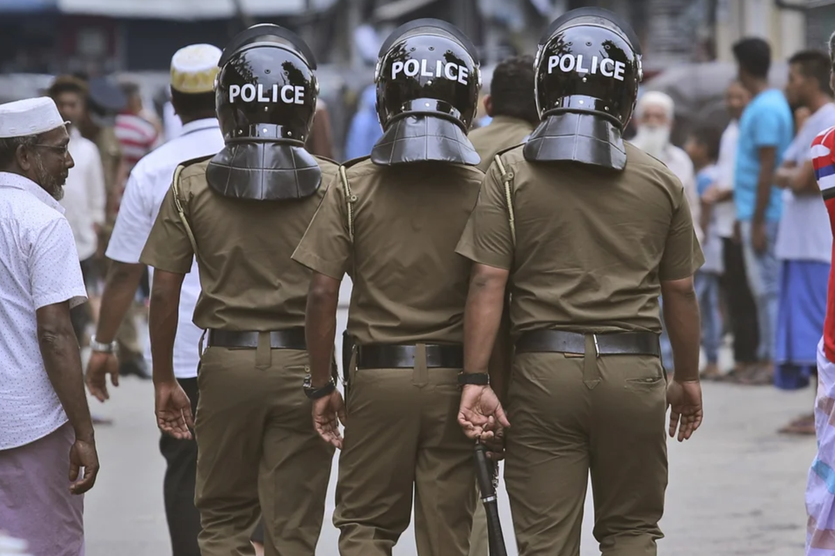 சம்மாந்துறையில் பொலிஸாரைத் தாக்கி தப்பியோடிய இருவர் | Two Individuals Attacked Police Sammanthurai