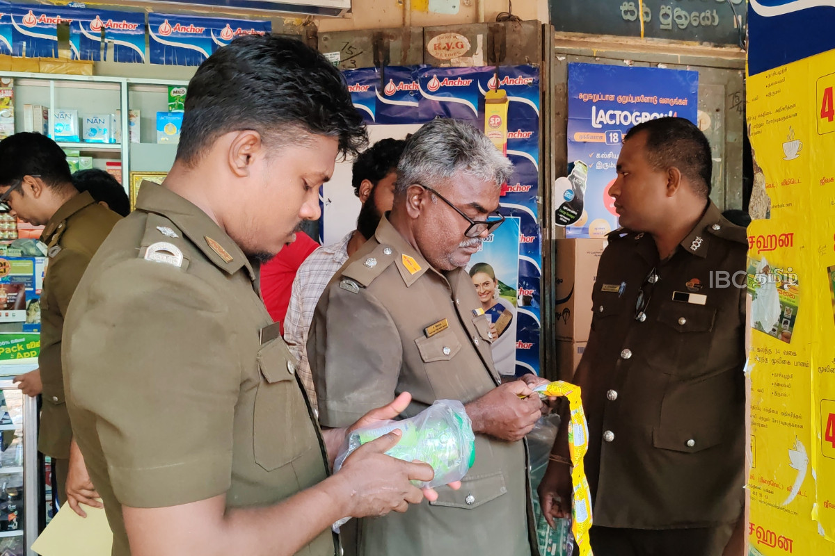 வவுனியாவில் வர்த்தக நிலையங்களில் விசேட சோதனை நடவடிக்கை | Special Inspection Operation By Phi S In Vavuniya வவுனியாவில் வர்த்தக நிலையங்களில் விசேட சோதனை நடவடிக்கை | Special Inspection Operation By Phi S In Vavuniya