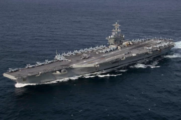 அமெரிக்காவின் பெரும் போர் கப்பலை தாக்கிய ஈரான் ; மத்திய கிழக்கில் அதிகரிக்கும் பதற்றம்