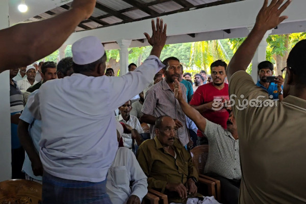பொலிஸ் நிலையக்கூட்டத்தில் வாய்த்தகராறு : கால்நடை வளர்ப்பாளர்கள் வெளியேற்றம்! | Erbal Altercation At A Police Station Meeting பொலிஸ் நிலையக்கூட்டத்தில் வாய்த்தகராறு : கால்நடை வளர்ப்பாளர்கள் வெளியேற்றம்! | Erbal Altercation At A Police Station Meeting