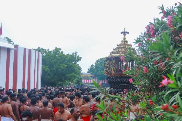 பக்தர்கள் புடைசூழ வெகு சிறப்பாக இடம்பெற்ற  யாழ் நல்லுார் கந்தனின் சித்திரத் தேர் வெள்ளோட்டம்!  (Photos) | Jaffna Nallur Kandan S Chariot Vellotam