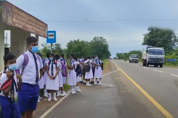 பாடசாலை செல்லமுடியாது தவிக்கும் மாணவர்கள் (VIDEO)