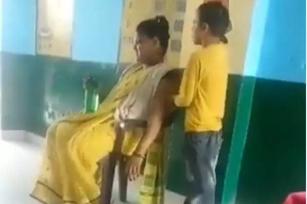 ஆசிரியைக்கு மசாஜ் செய்யும் மாணவர்! இது தேவையா? பரபரப்பை ஏற்படுத்திய காட்சி | Video Of Uttar Pradesh School Teacher