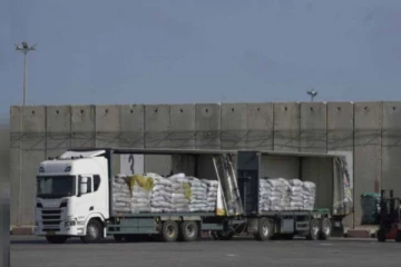 ஐ.நா. டிரக்குகளை வழிமறித்து, உணவுப் பொருட்களை அள்ளிச்சென்ற பாலஸ்தீன மக்கள்