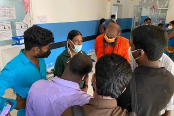 இராணுவத்தினரால் சித்திரவதை செய்யப்பட்ட ஊடகவியலாளரை சந்தித்த வேலன் சுவாமிகள்!