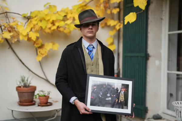 பிரான்ஸ் அருங்காட்சியக கொள்ளை: புகைப்படத்தால் ஒரே நாளில் பிரபலமான இளைஞர் | Fedora Man Louvre Photo Pedro Elias Garzon Delvaux