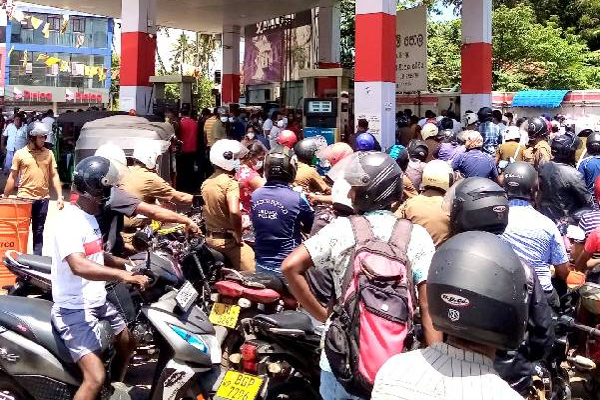 முல்லைத்தீவு புதுக்குடியிருப்பு பிரதேச செயலாளரின் குளியலறையில் தில்லாலங்கடி வேலை | Bathroom Of Mullaitivu Divisional Secretary Fuel