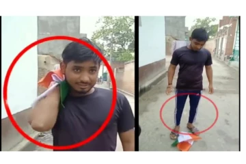 இந்திய தேசியக் கொடியை தலையில் தேய்த்து காலுக்கு கீழே போட்டு நபர் - வைரலாகும் அதிர்ச்சி வீடியோ