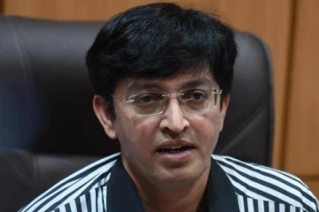 கொரோனா  தானாக குறையவில்லை – சுகாதாரத்துறை செயலாளர் ராதாகிருஷ்ணன்