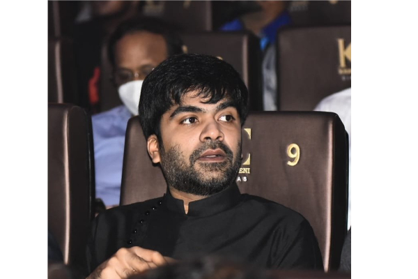 வேற இடமே கிடைக்கலயா?! நையன் சீட்டில் உட்கார்ந்தா தான் சிம்புக்கு ராசியாமே..புகைப்படம்.. | Simbu Maanaadu Audio Launch Sitting Seat Issue 9
